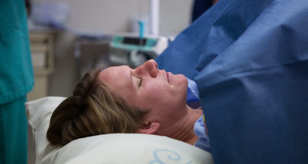 madre en un parto por cesárea