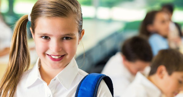 niña en el colegio