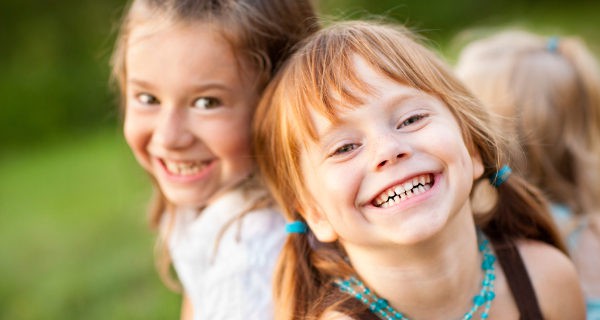 niñas sonriendo