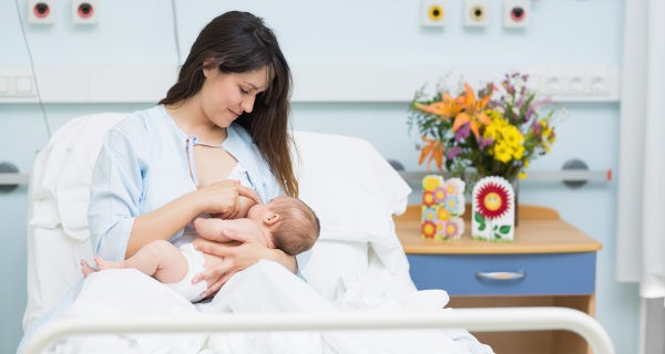 madre dando el pecho a un bebe