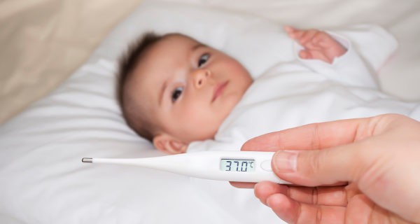 bebé con fiebre