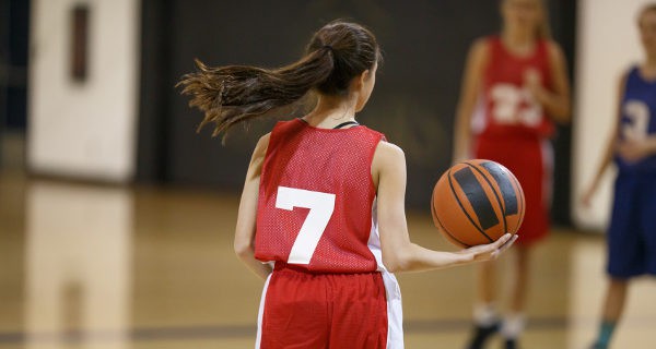niña jugando al baloncesto