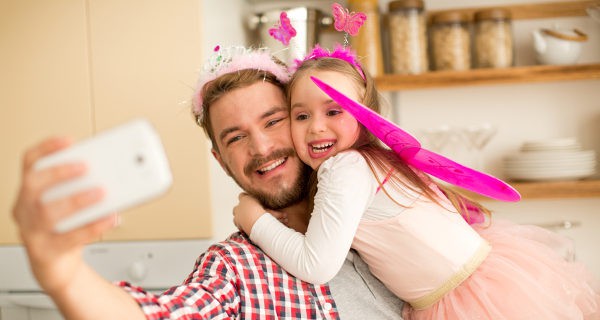padre e hija jugando