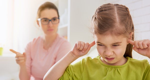 madre riñendo a niña