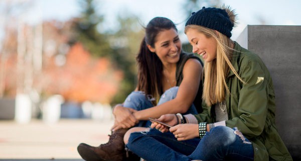 chicas adolescentes hablando