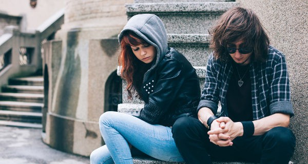 pareja de adolescentes enfadados