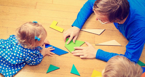 padre jugando a un tangram con sus hijos