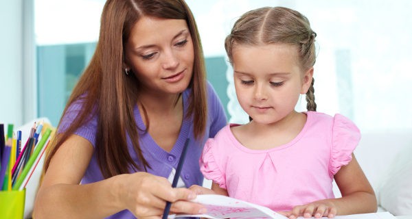 madre e hija leyendo