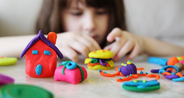 niña jugando con plastilina