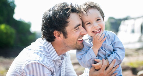 padre e hijo riendo