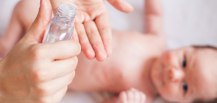 Utiliza siempre productos especiales para bebé, y evita bañarles con esponjas