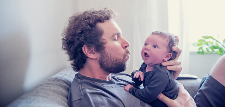 Al bebé de 1 mes le gusta apretar los dedos de sus papás cuando los tengan cerca
