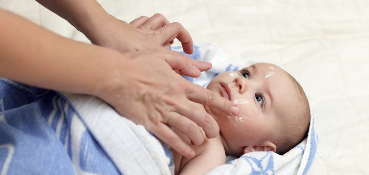 Hay diferentes cremas para tratar la dermatitis atópica, nuestro médico nos dirá cuál utilizar y cómo