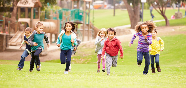 Anímales a no separarse nunca de los otros niños en el parque o al calle