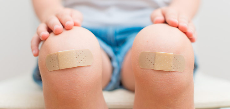 Con suero fisiológico también podemos limpiar las heridas que puedan hacerse los niños
