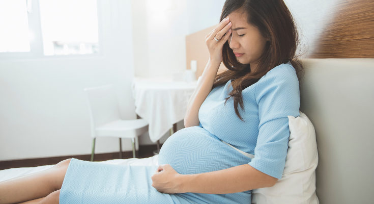 Algunos síntomas de toxoplasmosis son dolor de cabeza, fiebre y fatiga