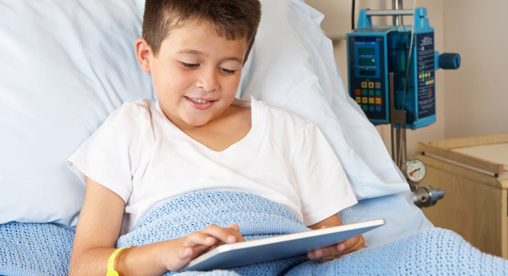 Los juegos y las nuevas tecnologías son un buen recurso para los niños y niñas que están en el hospital