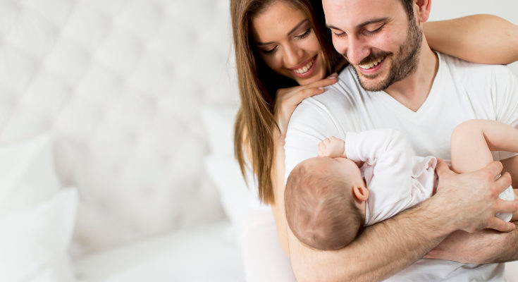Prueba a que otra persona coja al bebé, como el papá, abuelo, tío...