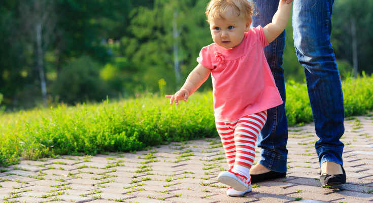 Los niños y niñas empiezan a andar en torno a los 13-15 meses