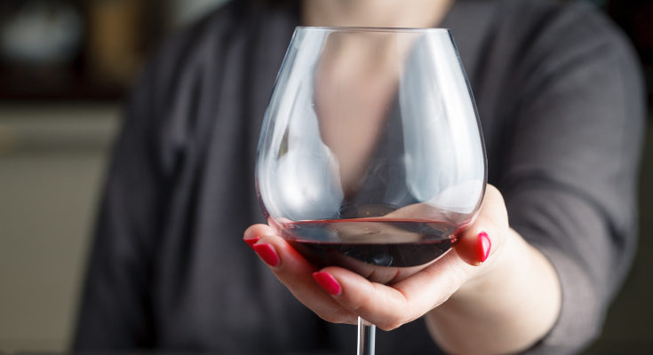 El alcohol y la lactancia son incompatibles