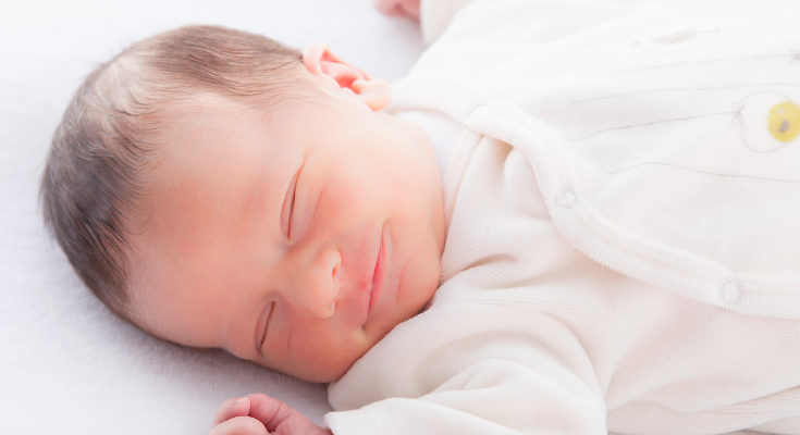 Procura que tu bebé duerma sus siestas en el mismo lugar