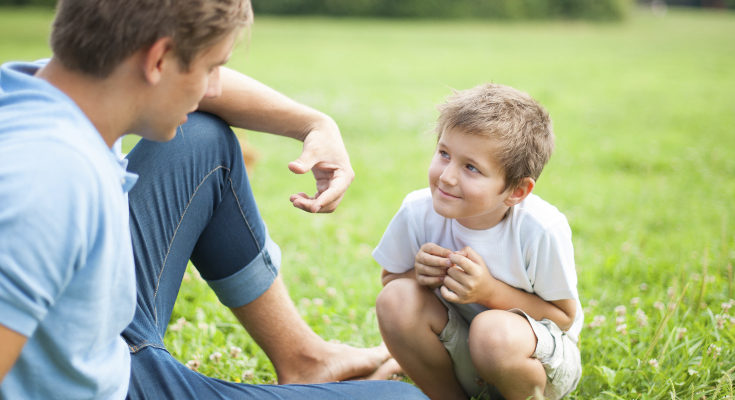 Es recomendable que les enseñemos a interactuar correctamente y expresar emociones
