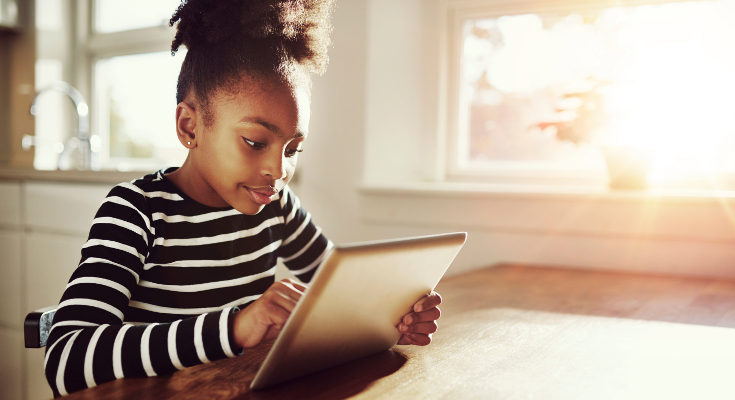 Hoy los niños y adolescentes se divierten viendo vídeos de Youtube en sus tablets y ordenadores