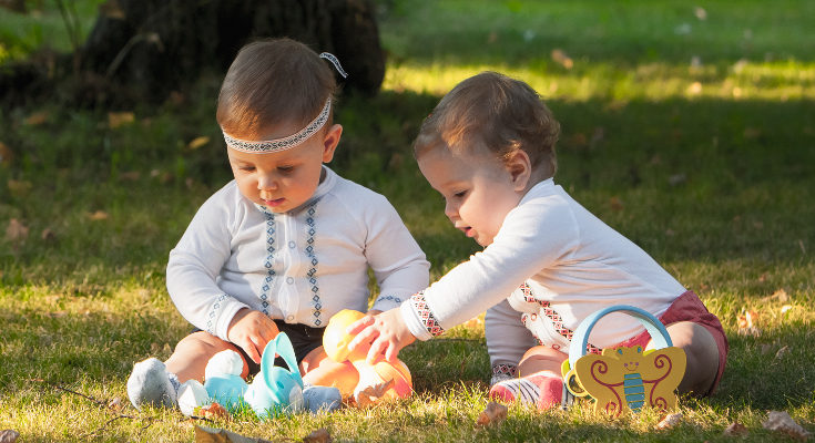 El bebé de 9 meses tiene más fuerza en las manos ya puede disfrutar con juguetes como coches