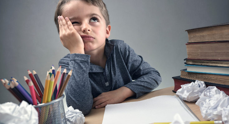 El exceso de deberes cansa y frustra a los niños