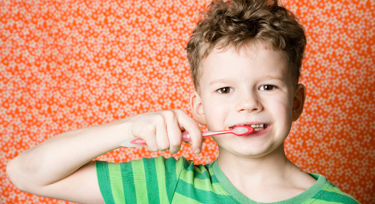 Es importante cuidar los dientes de leche tanto como los definitivos