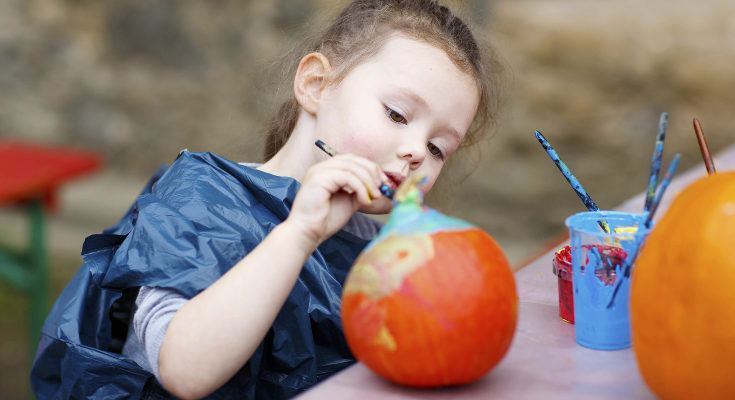 ¿Qué tal hacer manualidades, como decorar calabazas?
