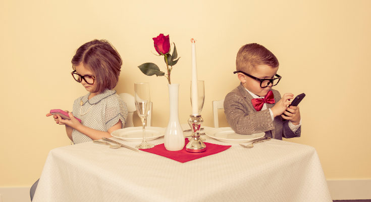 Los niños quieren entretenerse con los móviles, como hacen los adultos