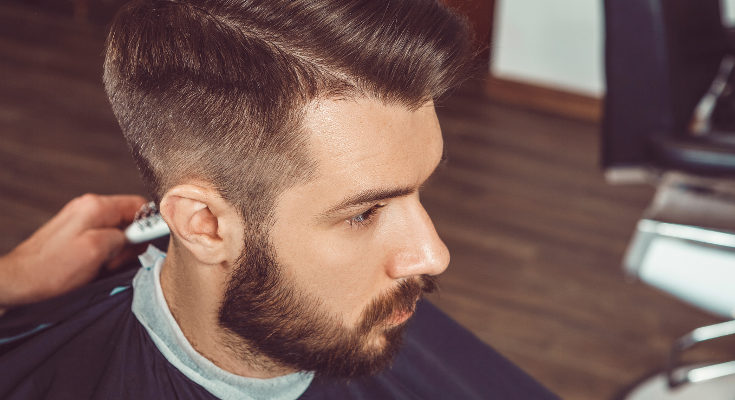 Cortarnos el pelo con frecuencia sanea el pelo y previene la caída
