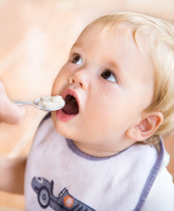 Comienza dándole los cereales en biberón