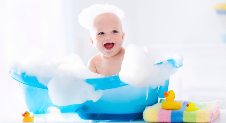 A algunos bebés el baño les relaja, otros se estresan