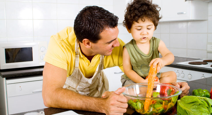 Es útil implicar a los niños en la compra y preparación de los alimentos