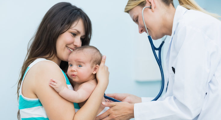 Si el recién nacido tiene fiebre debemos acudir al pediatra sin dudarlo