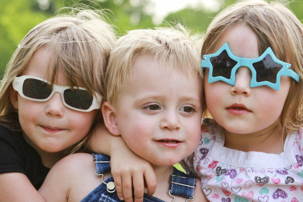 Los niños aprenden a compartir también por ver el ejemplo de sus padres