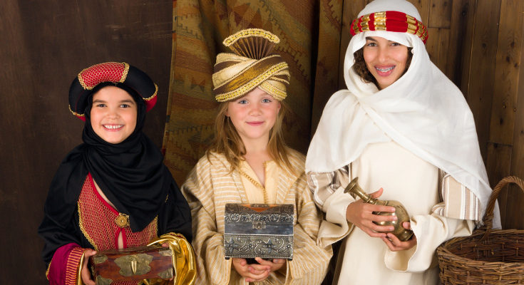 Si ya tiene una edad de 8 ó 9 años, podéis decirles la verdad sobre los Reyes Magos y Papá Noel