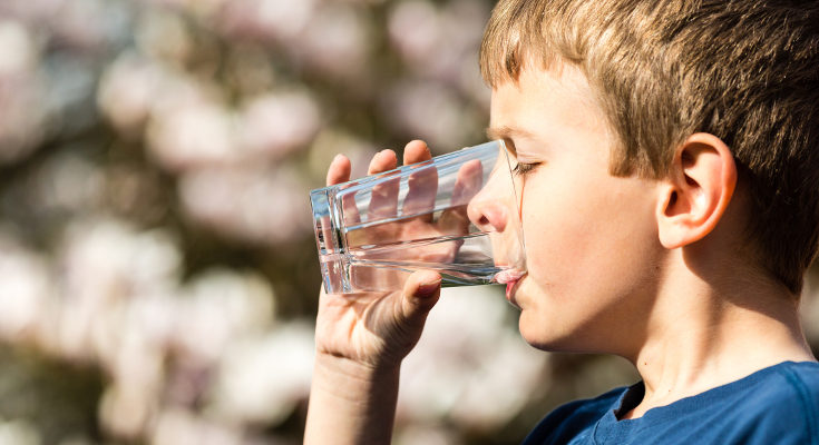 Beber bastante agua ayudará a que hacer unas mejores deposiciones