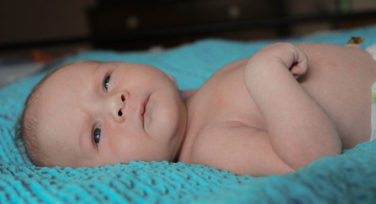 Los ojos del bebé aún no tienen fuerza para etar alineados