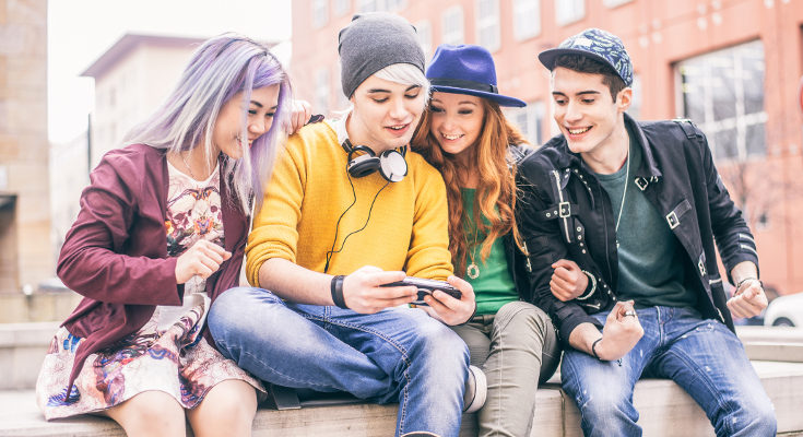 Que un adolescente quiera estar con sus amigos es bueno para su desarrollo, no lo intentes frenar