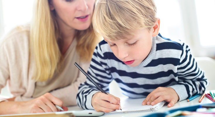 Fíjate en su forma de escribir, es común que tengan mala caligrafía