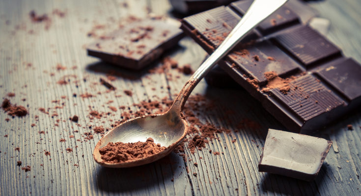 El cacao puro es muy amargo, por eso se endulza con mantequilla y azúcar
