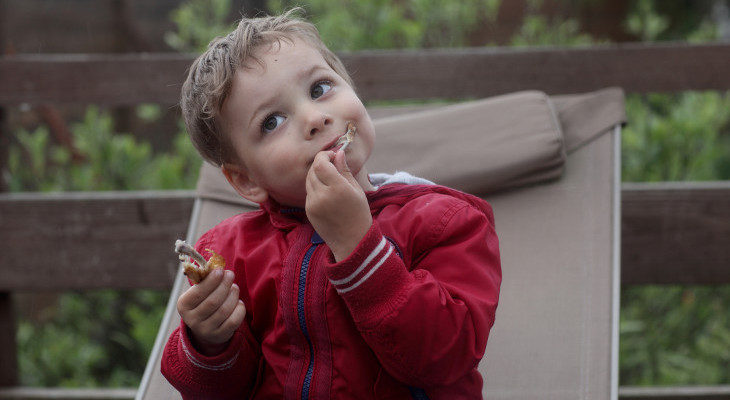 Debemos vigilar los alimentos que comen los niños para evitar que se atraganten