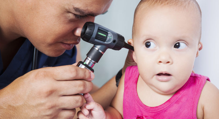 La fiebre alta y el dolor de oído son síntomas de la otitis