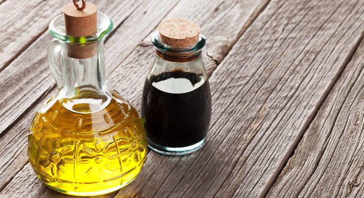 El vinagre y el aceite de oliva ayudarán a que se desprendan los piojos y las liendres