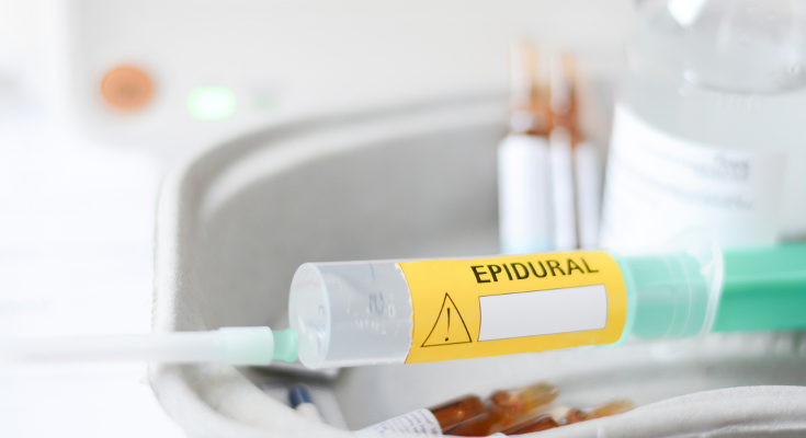 La anestesia epidural hace el parto sea más lento, pero menos doloroso