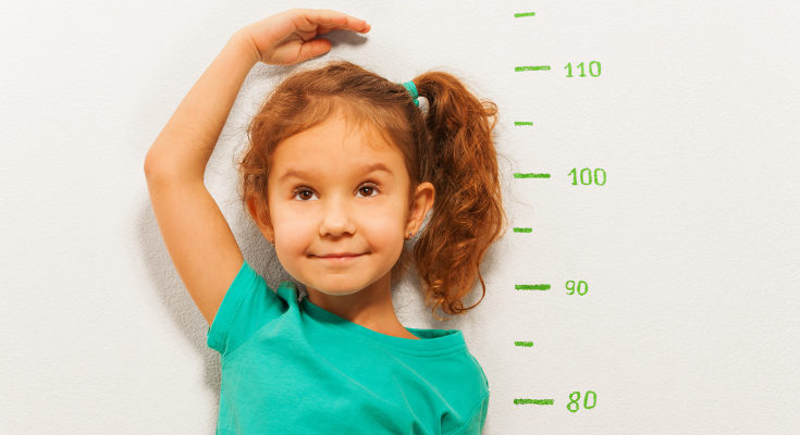 El valor del IMC puede significar peso normal para un adulto y sobrepeso en un niño o niña