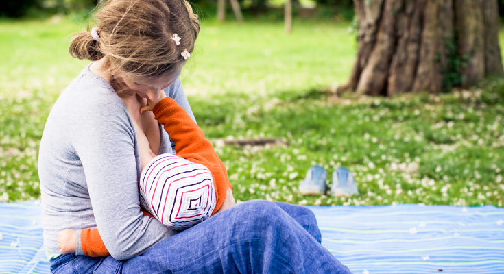 Cuando el bebé succiona el pecho de la madre, se empieza a liberar oxitocina
